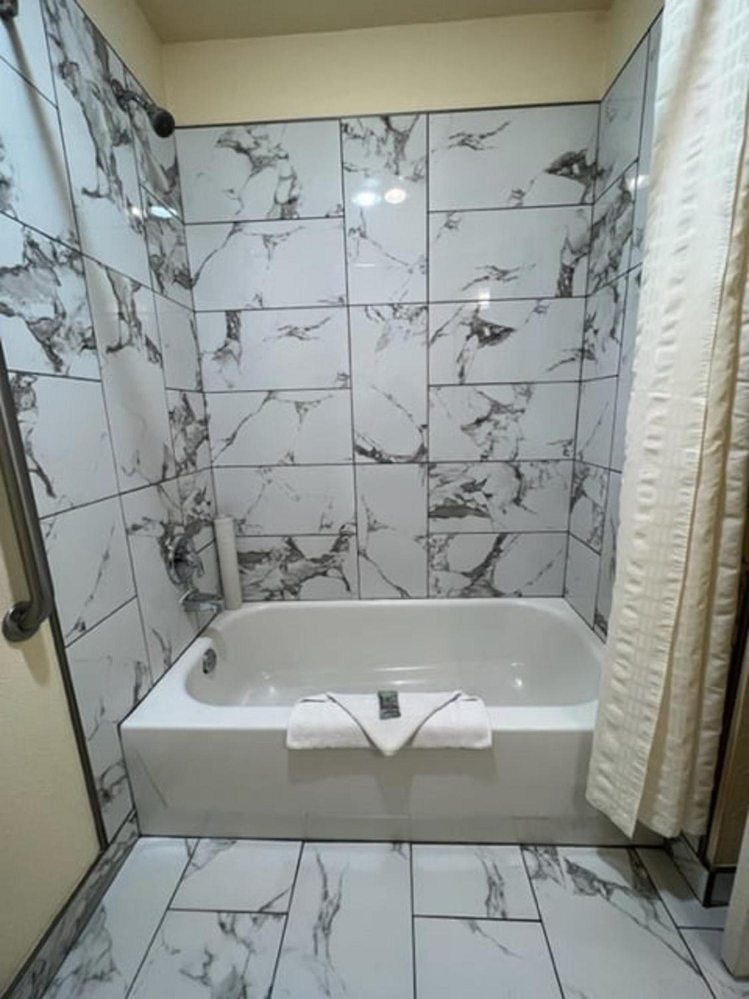 Lighthouse Suites Inn Оушън Шорс Екстериор снимка