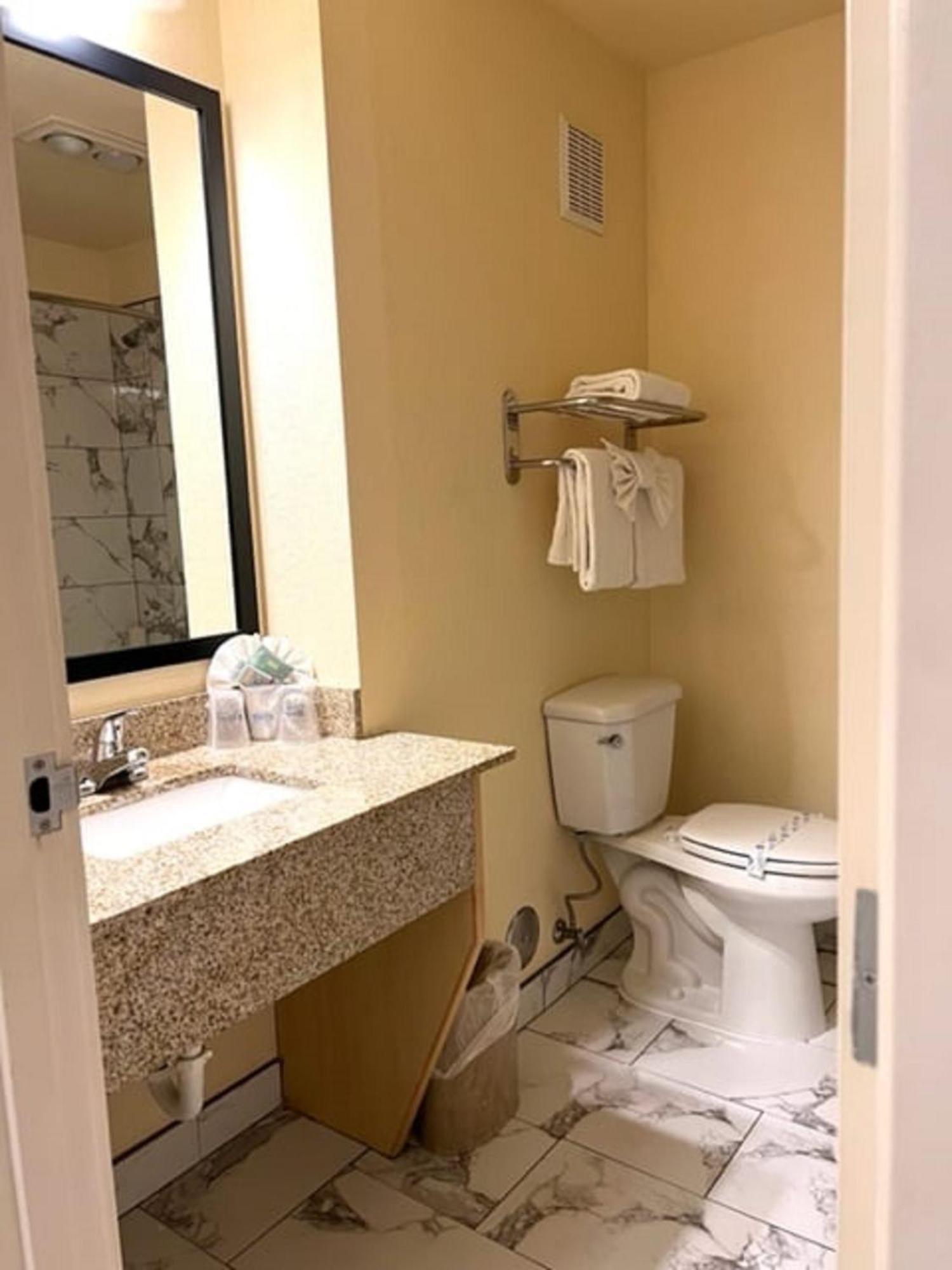 Lighthouse Suites Inn Оушън Шорс Екстериор снимка